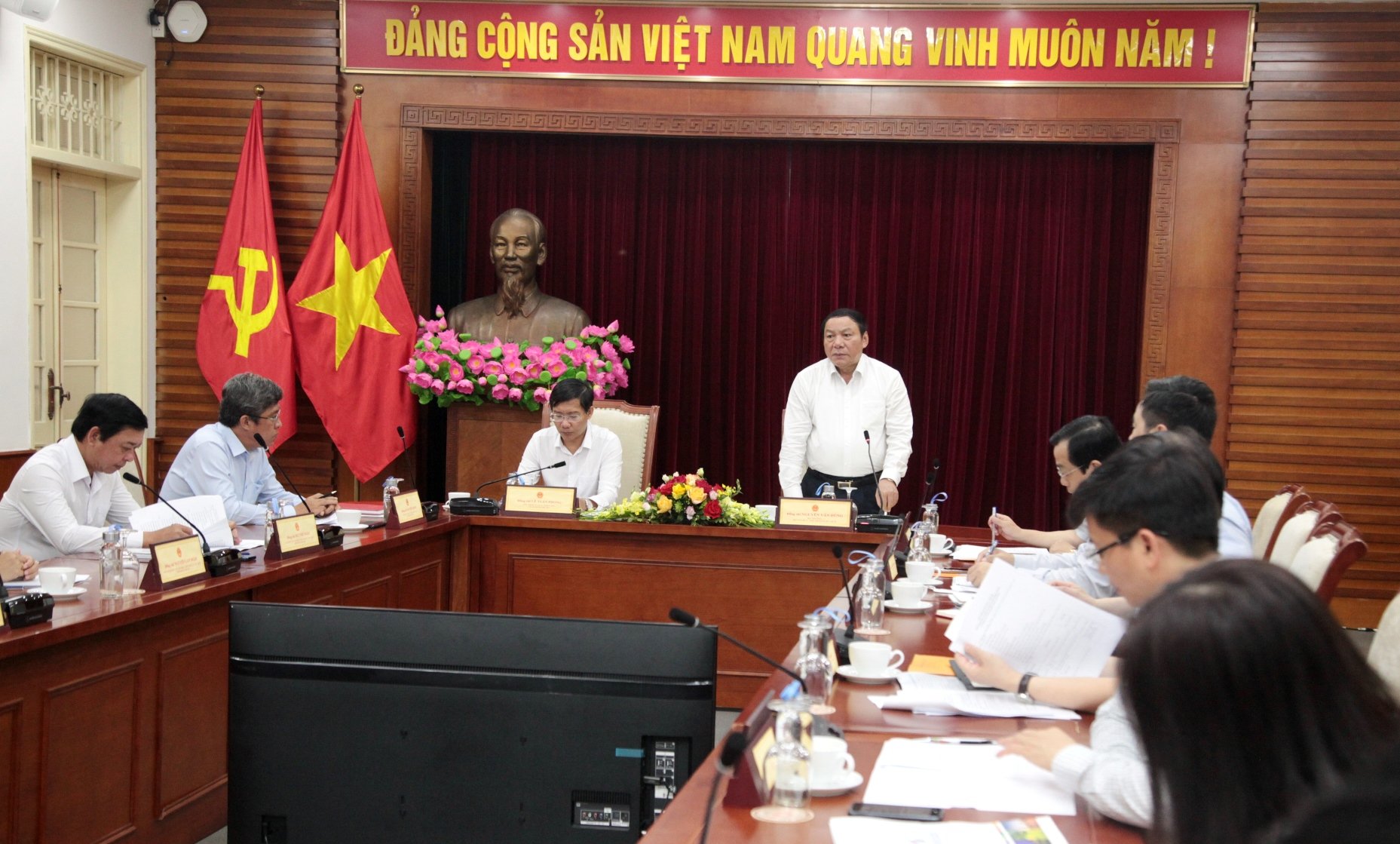 Bộ trưởng Bộ VHTTDL Nguyễn Văn Hùng phát biểu tại cuộc họp